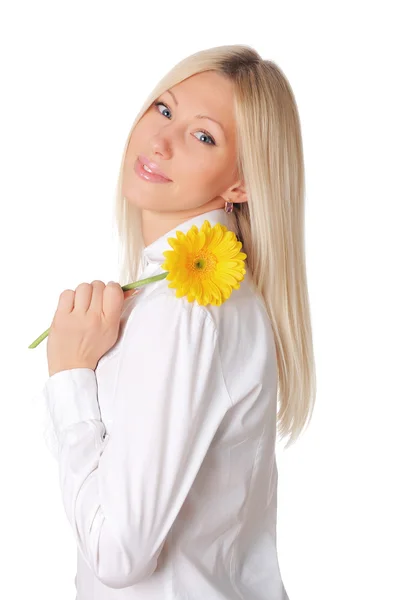 Молодая улыбающаяся блондинка в белой рубашке — стоковое фото