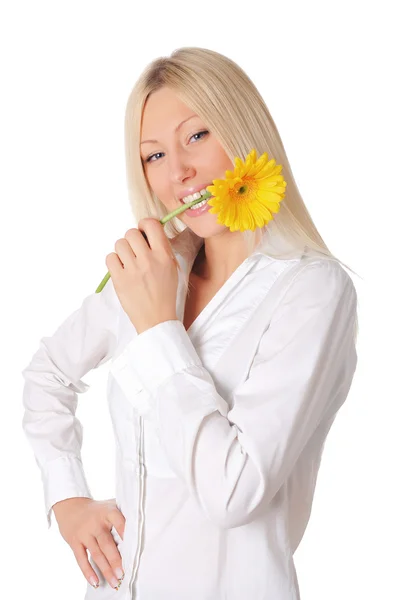 Молодая улыбающаяся блондинка в белой рубашке — стоковое фото