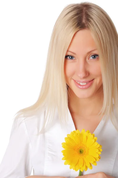 Mladá usměvavá blondýnka v bílé košili — Stock fotografie