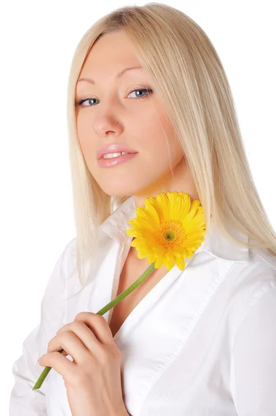 Unga leende blondin i en vit skjorta — Stockfoto