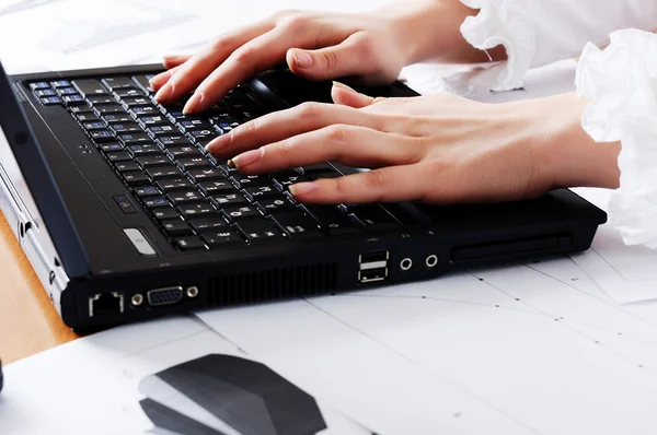 Руки молодой девушки, работающей на ноутбуке — стоковое фото