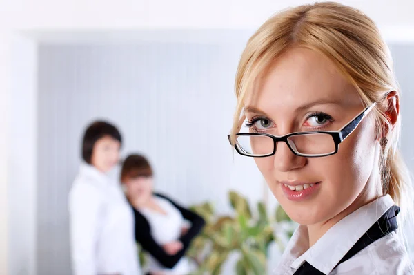 Die junge Geschäftsfrau im Büro — Stockfoto