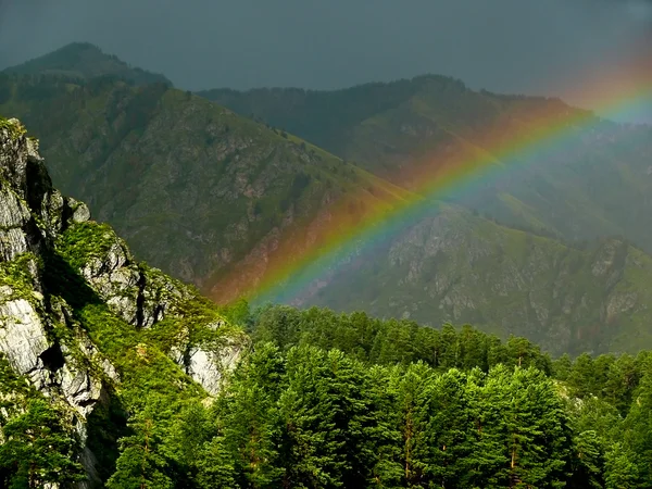 Rainbow in the mountains. — Stock Photo, Image