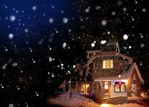 Εξοχικό σπίτι στο χιόνι — ストック写真