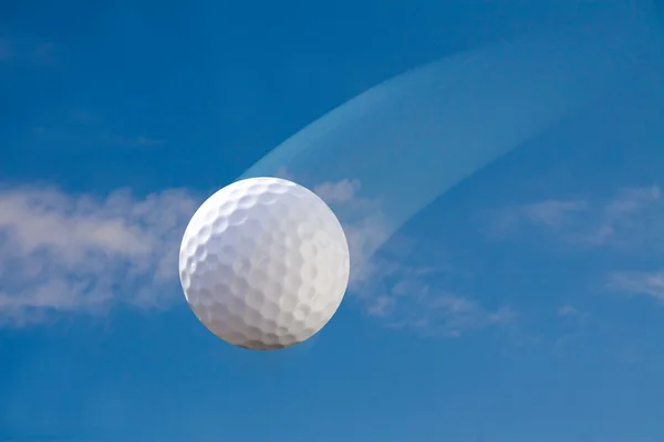 Pelota de golf en el cielo — Foto de Stock