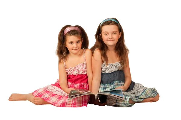 Dvě krásné dívky číst časopis Stock Fotografie