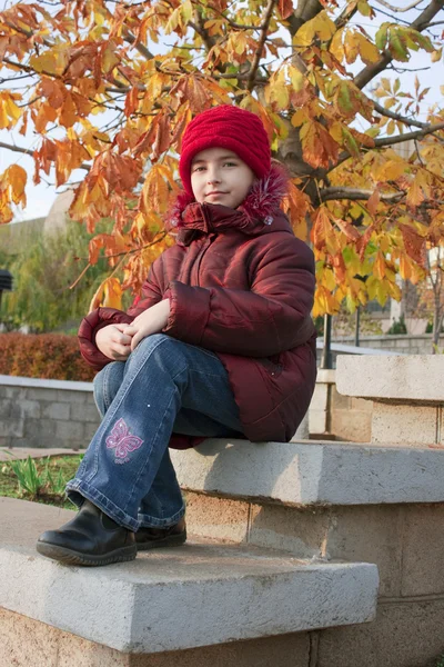 Girl with red hat at autumn — Stock Photo, Image