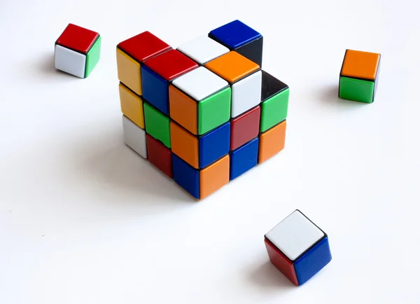 Cubo de rompecabezas Rubik. Roto. — Foto de Stock