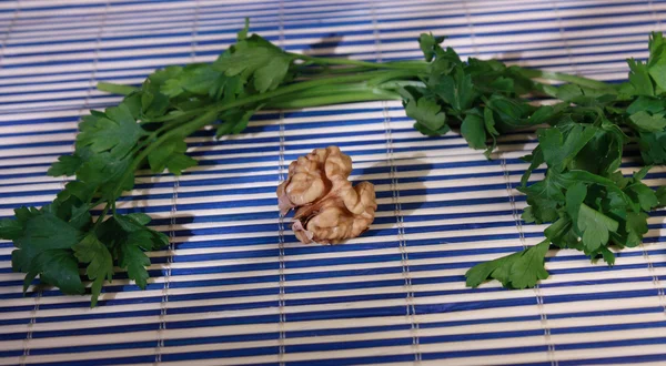 Один круговой грецкий орех — стоковое фото