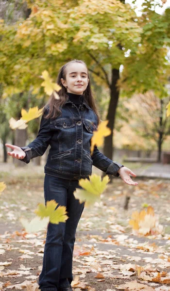 Дівчина і жовте листя восени — стокове фото