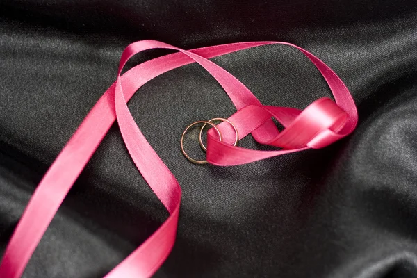 ピンクのリボンと 2 つの結婚指輪 — ストック写真