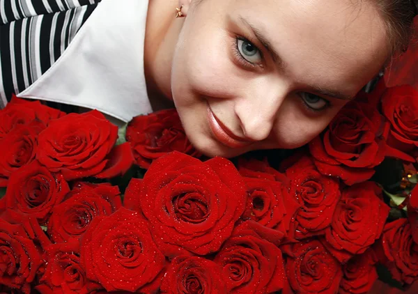 Žena s velkou kyticí růží — Stock fotografie