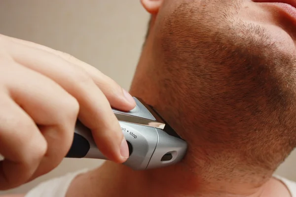 Afeitado hombre de afeitar eléctrico — Foto de Stock