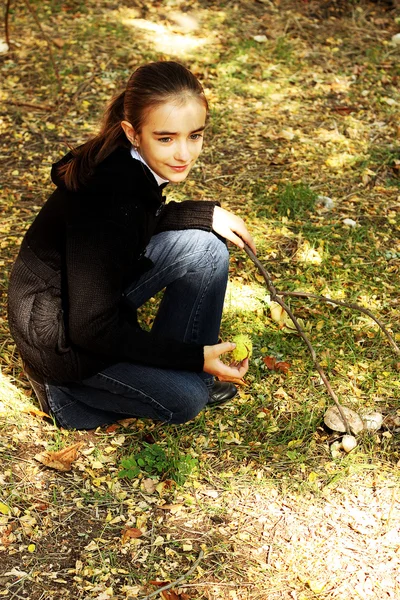 Sedící dívka v lese. — Stock fotografie