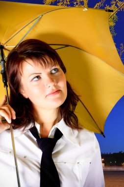 kravat sarı şemsiyesi altında olan kadın
