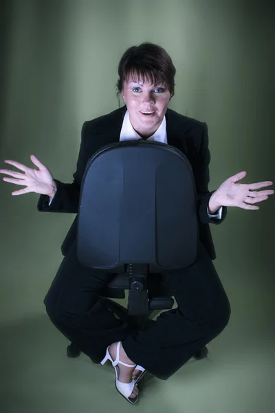 Geschäftsfrau mit Stuhl — Stockfoto