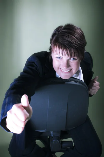 Femme d'affaires sur la chaise — Photo