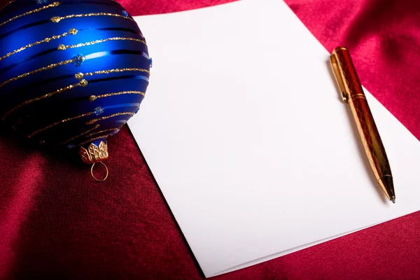 Kerstmis. pen, papier en blauw bal. — Stockfoto