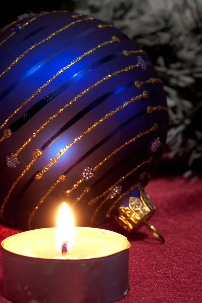 Рождество. Свеча и голубой шар . — стоковое фото