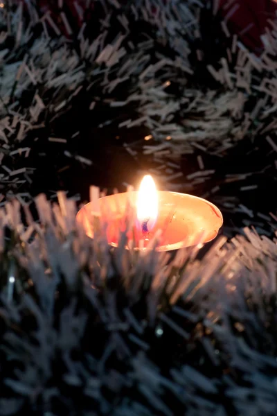 Свеча на рождественской елке — стоковое фото