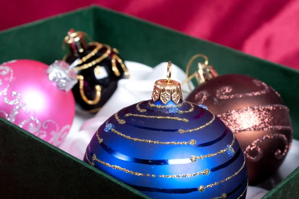 Рождественские шары в коробке — стоковое фото
