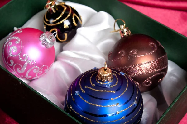 Noel ağacı topları kutusunda — Stok fotoğraf