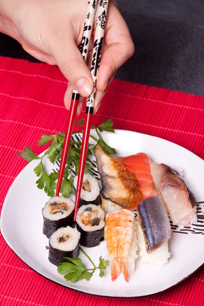 Cibo giapponese tradizionale - sushi Foto Stock Royalty Free