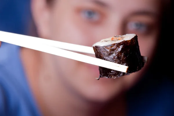 Πάρτε ανθρώπινο σούσι από τσοπ στικς Εικόνα Αρχείου