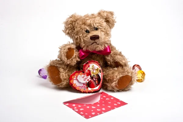 Teddy bear sitting with heart. — Stock Photo, Image