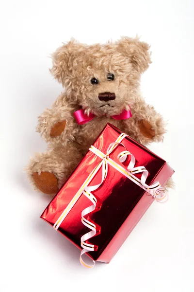 Teddy urso sentado com caixa vermelha presente — Fotografia de Stock