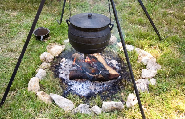 Cuisine traditionnelle au feu de camp — Photo