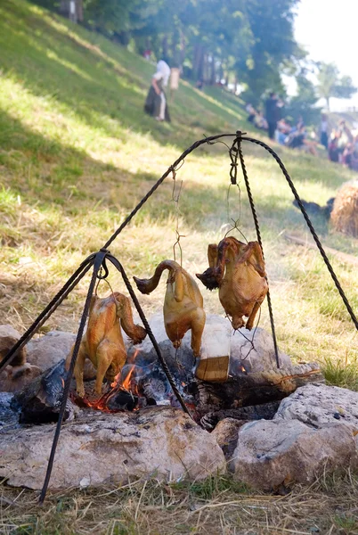 Cuisine traditionnelle au feu de camp — Photo