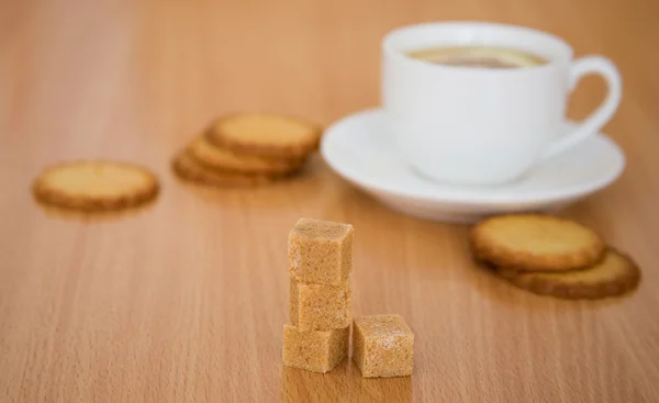 Kopje thee of koffie, suiker en koekjes — Stockfoto
