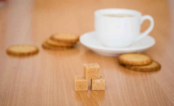 Tasse de thé ou de café, sucre et biscuits — Photo