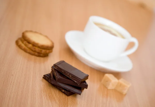 Tasse schwarzer Tee mit Zitrone, Zucker, Keksen und Schokolade — Stockfoto