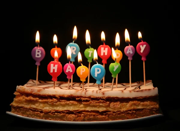 Joyeux anniversaire bougies sur un gâteau — Photo