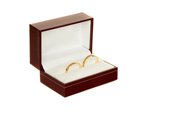 Два золотых обручальных кольца в коробке — стоковое фото