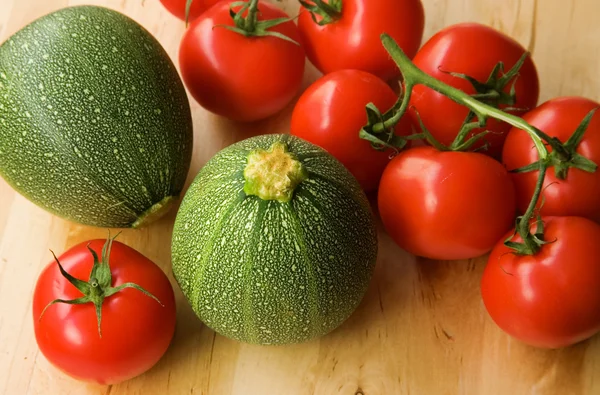 Färska tomater och zucchini — Stockfoto