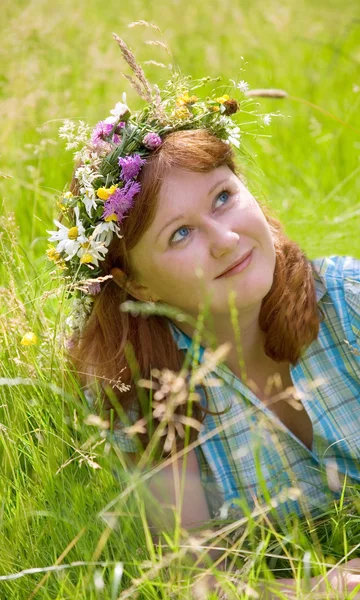Красива жінка в квітковому вінку — стокове фото