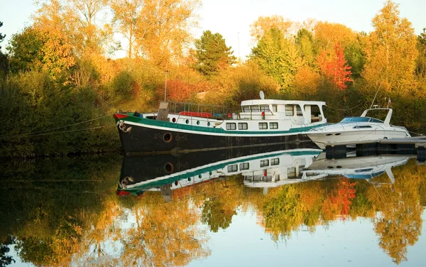 小船和美丽的秋天森林 — 图库照片