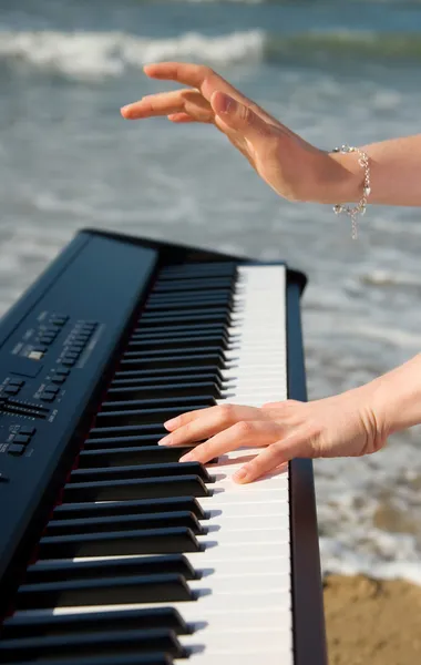 Spela musik på havsstranden — Stockfoto