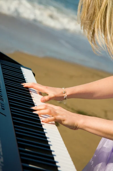 Spela musik på havsstranden — Stockfoto