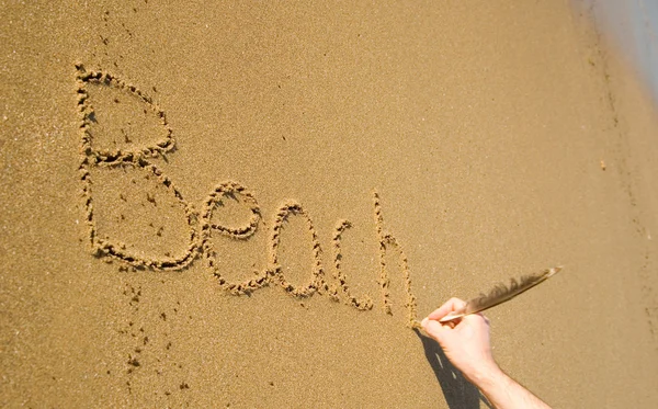 Slovo pláž napsaná na písku — Stock fotografie