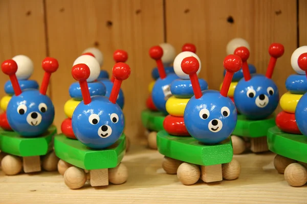 Brinquedos multicoloridos de madeira engraçados — Fotografia de Stock