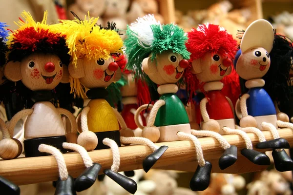 Рядок з п'яти дерев'яних іграшок — стокове фото