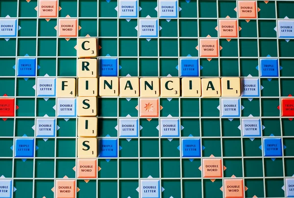 Litery z planszy, tworząc słowa kryzys finansowy — Zdjęcie stockowe