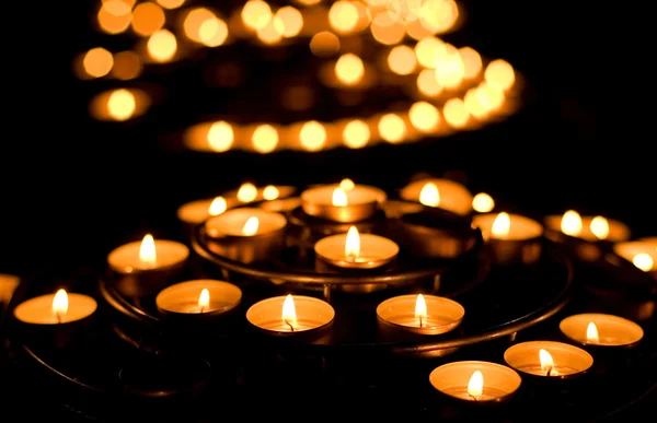 Beaucoup de bougies allumées dans une église — Photo