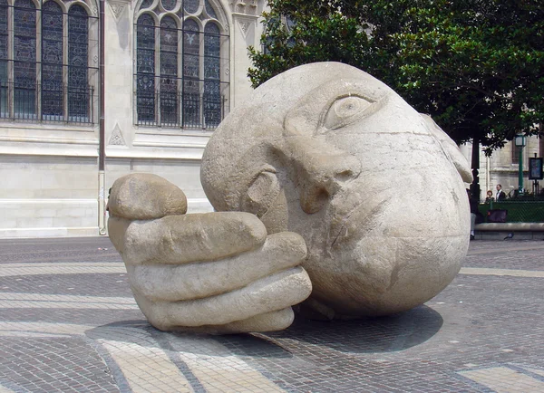 Sculpture "L'Ecoute" near the Saint-Eustache church in Paris, France — Stock Photo, Image