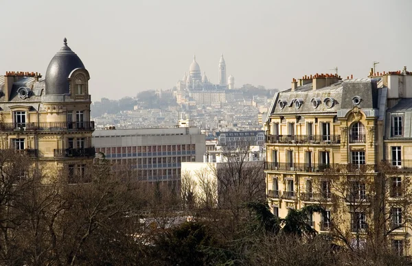 มุมมองของ Basilica Sacre-Coeur จาก Park des Buttes-Chaumont, Paris, France — ภาพถ่ายสต็อก