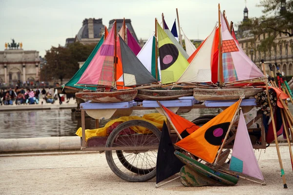 Wiele małych kolorowych statków gotowy wobec żeglować w paryskim parku — Zdjęcie stockowe
